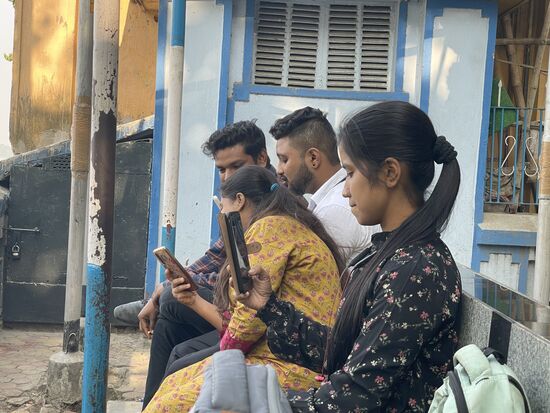 Die beiden Ehepaare am Fluss erinnern mich an die vier Jungs, die ich vor ein paar Stunden in den Slums der Stadt getroffen habe. 
Übrigens, auch mich würde man meistens so entdecken.