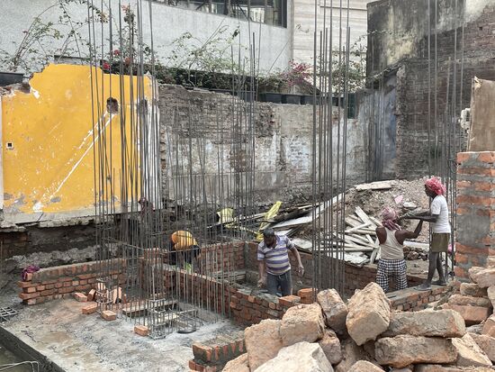 Ganz langsam nimmt der Neubau für meinem Hotel Formen an. Nach wie vor gibt es aber keine Maschinen auf der Baustelle.