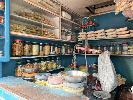 Ein Gemischtwarenladen: Getreide, Linsen für Dal und Reis