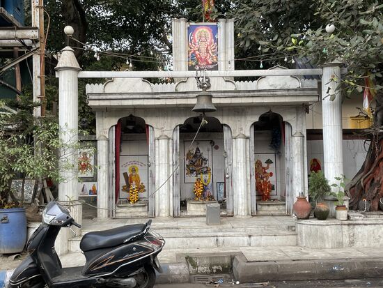 eine Gebetsstätte, wie es sie zu tausenden gibt in der Stadt.