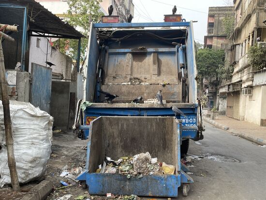Es gibt eine Müllabfuhr die bei den Deponien vorfährt und hier die Abfälle einsammelt.