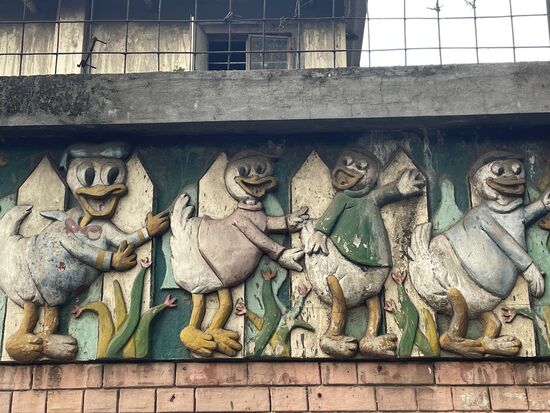 Donald mit seinen Neffen Tick, Trick und Track an einer Mauer als Relief finde ich eine spezielle Überraschung.