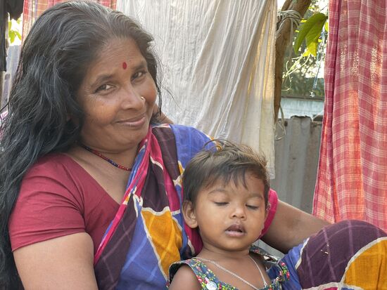 Im Dörfchen entdeckt, eine junge Mutter