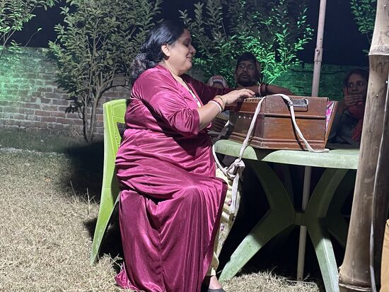 Einer der Gäste ist eine Sängerin, die uns zusätzlich mit ihrem Gesang unterhält.