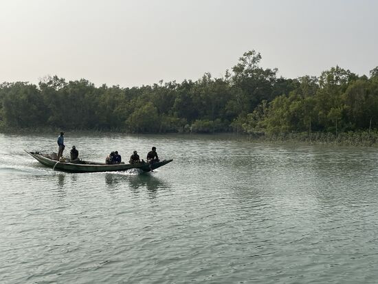 Ausser unseren Touristenbooten ist uns nur noch dieses Boot begegnet. Es gehört der Polizei, die für die Kontrolle der Gegend zuständig ist.