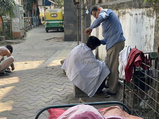 Dieser Coiffeur in der Nähe meines Hotels hat immer Kundschaft.