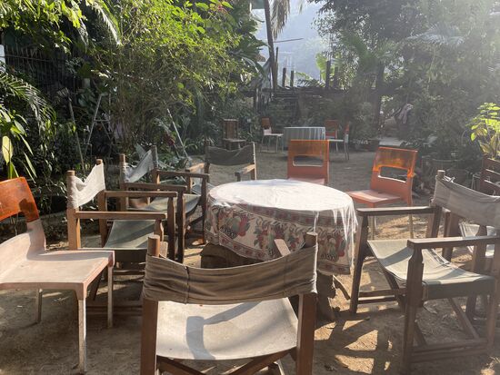 Frühstück im Garten, weil grad die Sonne scheint.