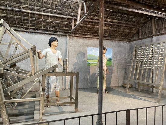 Das hätte ich gern in echt gesehen, das Aufspannen der Kettfäden. 30'000 seien es in der Breite, hatte mir der Mann in der Fabrik erzählt.