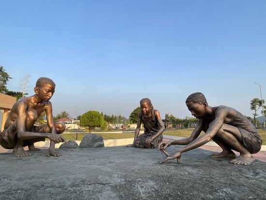 Spielen mit Murmeln ist auf der ganzen Welt beliebt bei Kindern.