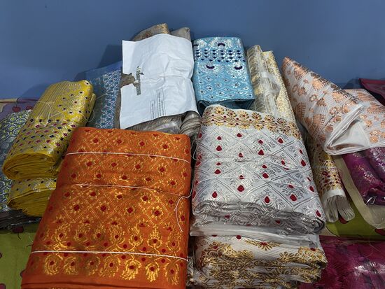 Das helle Tuch ist aus Muga-Seide