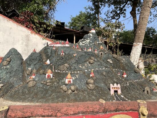 Ein Modell der ganzen Tempelanlage, die auf einem Hügel über der Stadt liegt