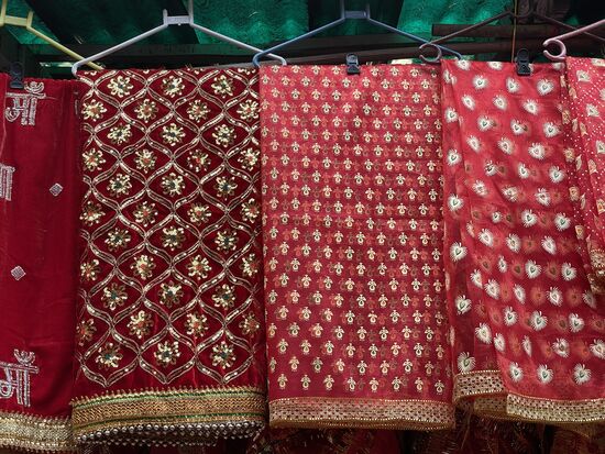 Die Tücher werden auch oft als Umhang gebraucht, doch was ich damit anfangen soll, ist mir noch schleierhaft.