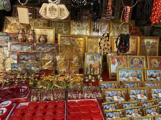 Heiligen- resp. Götterbilder gehören wohl zu jedem Kultort, egal in welcher Religion.