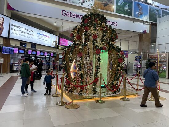 ein sehr opulenter Christbaum im Flughafen von Guwahati