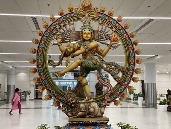 Ankunft in Chennai mit einem Willkommen von Durga, der weiblichen unabhängigen Hindu-Göttin die auch als wilde Kali auftritt.