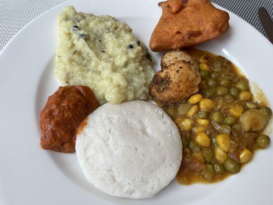 Frühstück mit Idli und grünen Erbsen/Mais-Curry