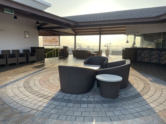 Lounge und Pool im Hotel sind eigentlich immer verwaist. Auch das Restaurant da oben öffnet nur am Abend.