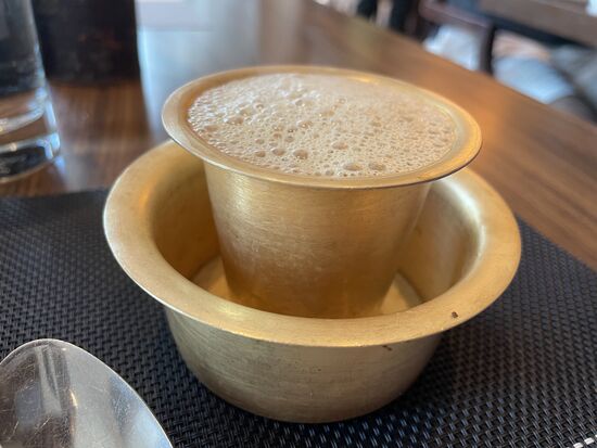 Zum Frühstück hab ich heute versehentlich einen indischen Kaffee bekommen. Da er sehr heiss ist, wird er ein paarmal hin und her geschüttet, bis er Trinktemperatur hat.