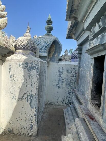 Es geht immer rundum im Aufbau des Tempels. Immer höher durch schmale Durchgänge und hohe Stufen.