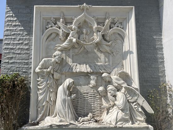 Noch einmal eine Krippendarstellung. Sie wird das ganze Jahr bleiben, ist in die Fassade der Kirche eingelassen.