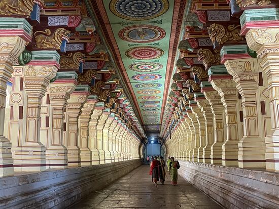 Im Tempel von Rameshwara, der im Inneren demjenigen von Madurai ähnelt.