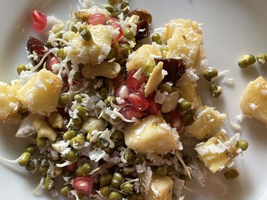 Mein Frühstücksmüesli:
Bananen- und Apfelstücke, Sprossen, Granatapfel-Kerne, Datteln, Rosinen, Mandeln und Cashewnüsse.