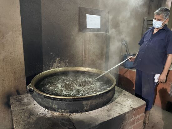 Hier wird das Oel gekocht, es wird vor allem Sesam- oder Kokosnussoel verwendet.