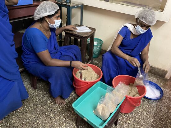 In der Verpackerei wird das gemahlene Pulver abgefüllt, gewogen und verpackt. Es kann im hauseigenen Shop gekauft werden, wird aber vor allem für die Therapien verwendet.