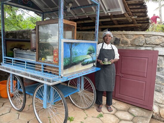Prosenna, sie betreut den Tee-Wagen und serviert Chai mit einem kleinen Imbiss.