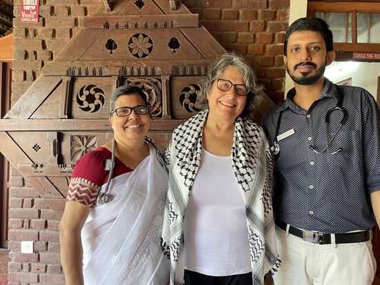 Meine beiden Ärzte: Frau Dr. Sobhanakumari und Herr Dr. Lekshmi