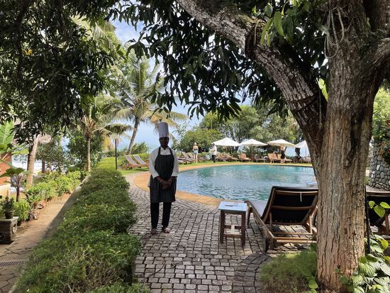 Beim Pool war in der dritten Woche eine 'Köchin' für die Gäste da. Ich weiss nicht, ob sie mehr zu bieten hatte, als die Kokosnuss, die sie mir anbot, aber grundsätzlich hätte man sich das Essen auch aufs Zimmer bringen lassen können.