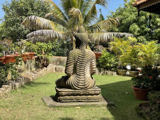 Neben dem schönsten (und teuersten) Bungalow sitzt Buddha und strahlt seine geduldige Ruhe aus