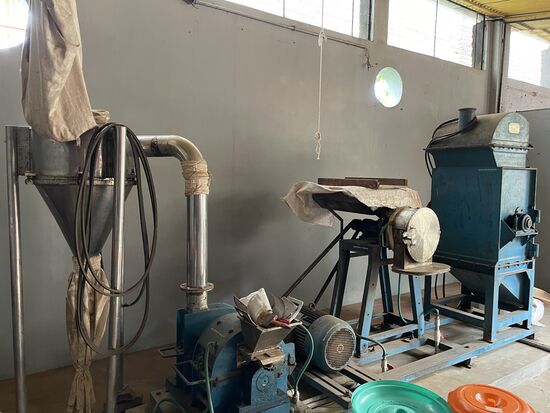 Die Mühle scheint schon lange in Betrieb zu stehen.