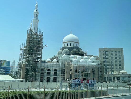 Eine grosse Moschee, ist sie im Bau oder wird sie renoviert? ich weiss es nicht.