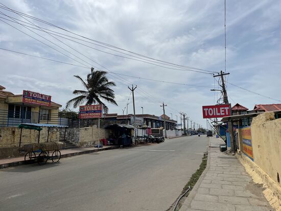 Mir fallen die vielen Toilettenanlagen auf. Es scheint, dass hier oft sehr viele Leute herkommen.