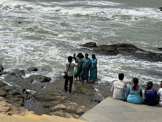 Die blauen Kleider der Frauen, das grünliche Wasser und die schäumende Gischt, das wird gute Bilder geben.