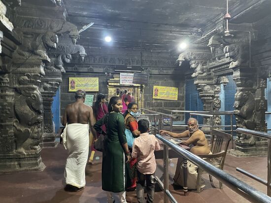 bei ihm kann man Opfergaben kaufen.