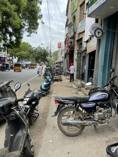 Laufen auf den Gehsteigen ist ziemlich schwierig, da überall überstellt.