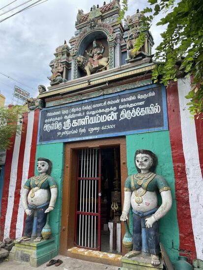 Tempel haben fast immer eine rot/weisse Aussenmauer