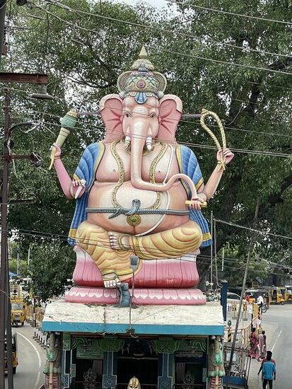 Eo riesengrosser Ganesha in der Mitte der Strasse