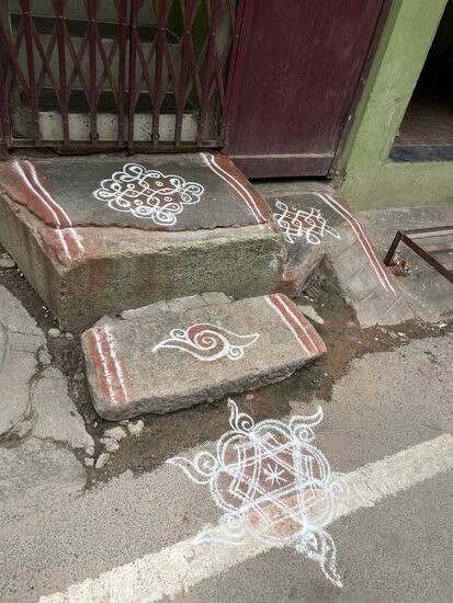 Kolami werden jeden Morgen neu vor den Haustüren mit Reismehl gezeichnet