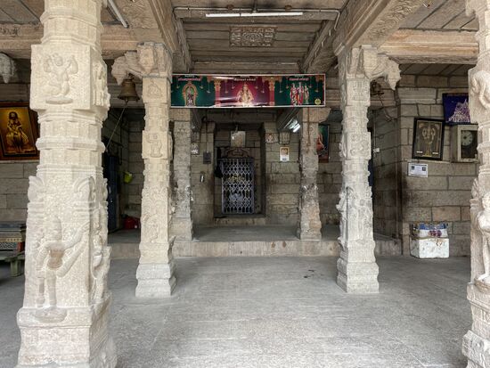 Blick in einen kleien Tempel - durch die Gitterstäbe