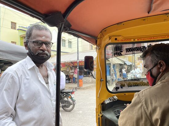 Verhandeln mit dem Tucktuckfahrer über Fahrt und Preis - mit Unterstützung