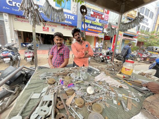 ... und die Kunden, die auf den fertigen Schlüssel warten