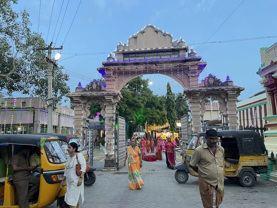 Ob das wohl ein Restaurant ist, da hinter dem grossen Tor?