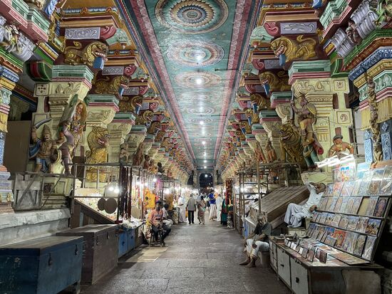 Beim Eingang gibt es ein paar Souvenirstände