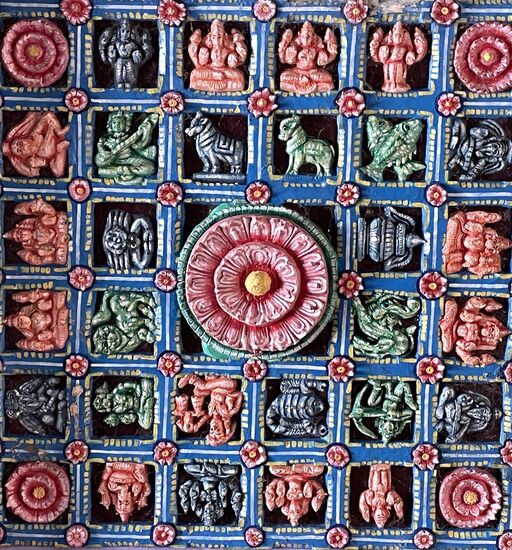 Decken-Ornament bei einer Kreuzung der Gänge. Es sind zum Teil Sternzeichen.