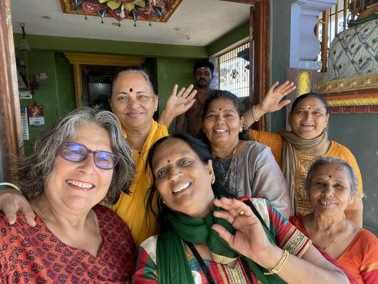 Er wollte zwar nicht, dass drinnen fotografiert wird, hat sich dann aber trotzdem ganz hinten aufs Selfie geschlichen. Der Prister vom kleinen Tempel.