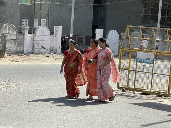 Frauen in ihren bunten Saris sind die Edelsteine der Strasse.