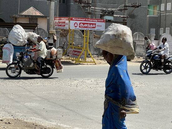 verschiedenene Transportsysteme. Der Sack scheint schwer zu sein, den die Frau auf dem Kopf trägt